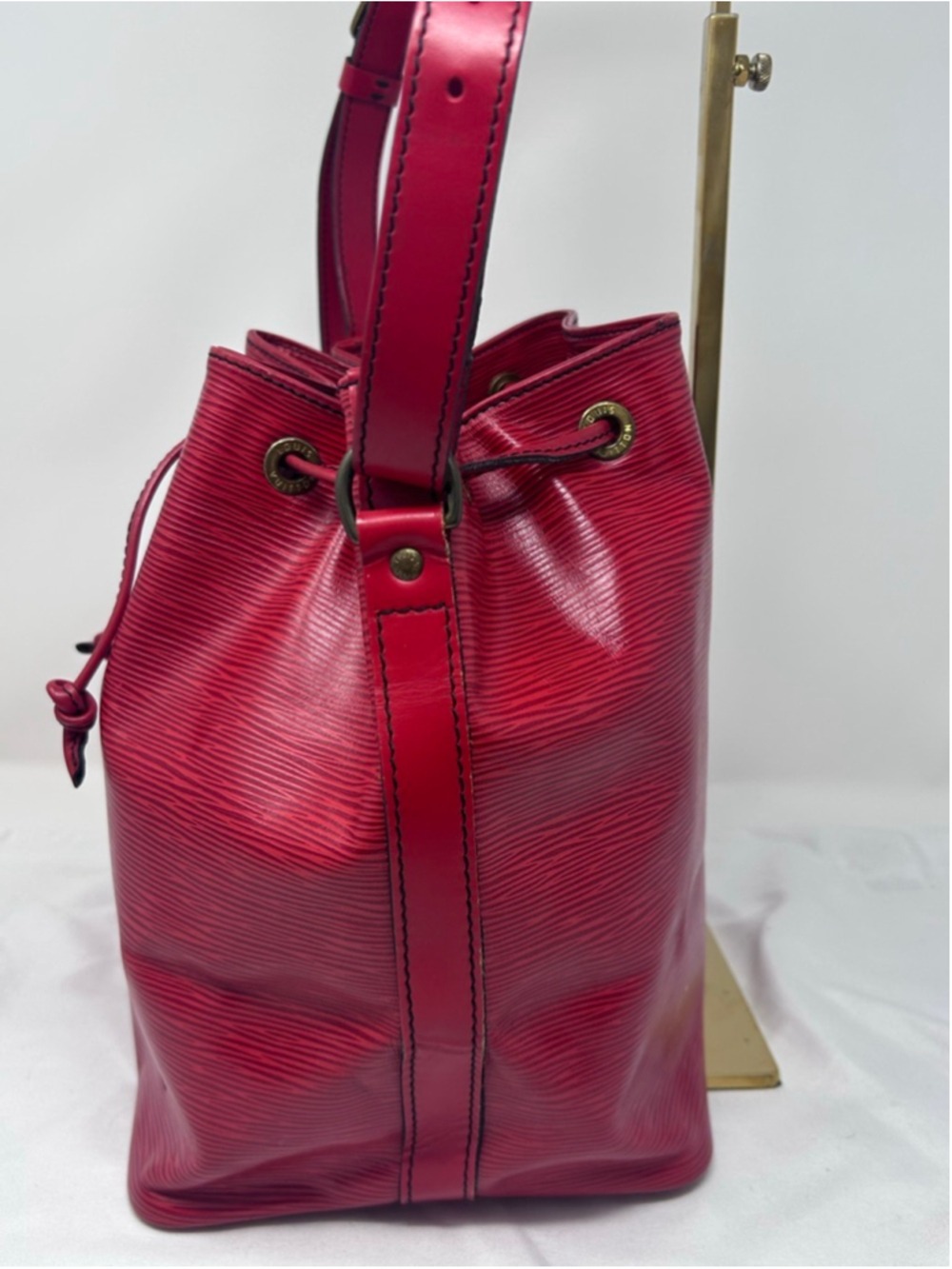 Louis Vuitton Epi Leather Noe Red Drawstring Shoulder Bag Black Interior - Picture 11 of 16